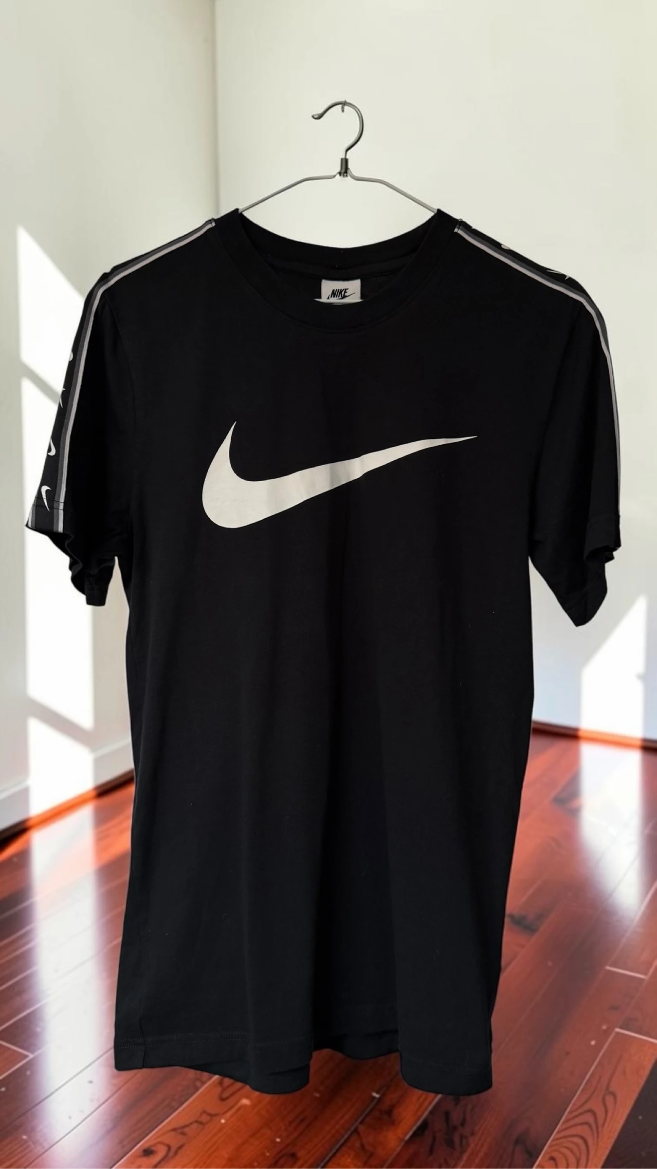Camiseta Nike negra con logo grande talla XS